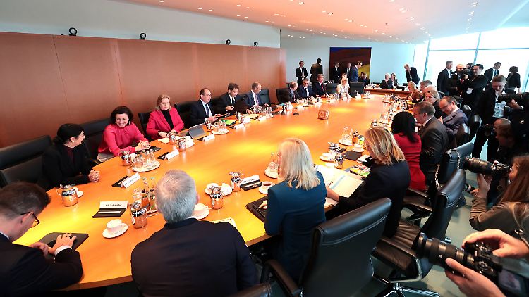 Die neue Regierung will bis zum Sommer die Stimmung in der Wirtschaft drehen.