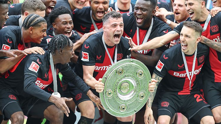 Leverkusens Meistermannschaft bricht auseinander.