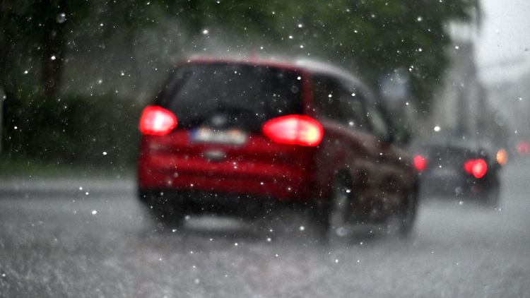 Vorsicht unterwegs: Bei Hagel Tempo drosseln und Warnblinker nutzen.