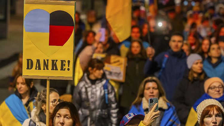 Zum Jahrestag der russischen Invasion ziehen viele ukrainische Geflüchtete durch Dresden und danken Deutschland unter anderem für die Unterstützung.