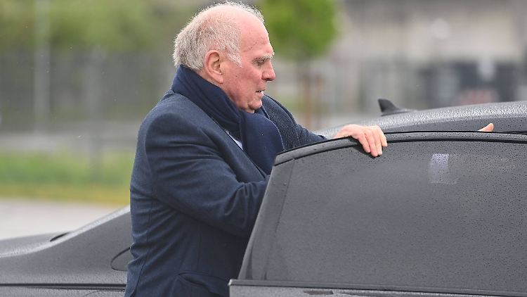 Uli Hoeneß steigt in eine Limousine.