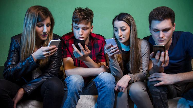 Mit Smartphones gegen die Langeweile: Bei Jugendlichen nicht mehr wegzudenken.