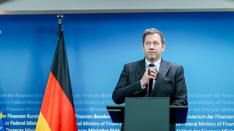 Klingbeil findet die Steuersenkungen für Unternehmen seien auch sozialdemokratisch, weil sie Arbeitsplätze retteten. 