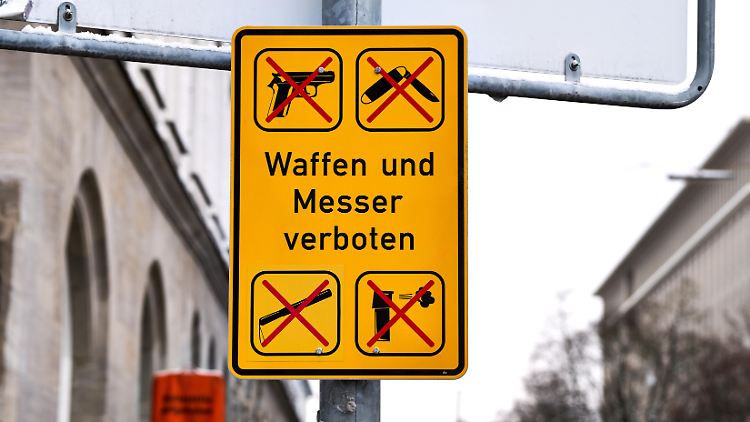 In Berlin gab es laut Deutscher Polizeigewerkschaft im vergangenen Jahr 3412 Messerangriffe, davon trugen sich 51,7 Prozent der Fälle in der Öffentlichkeit zu.