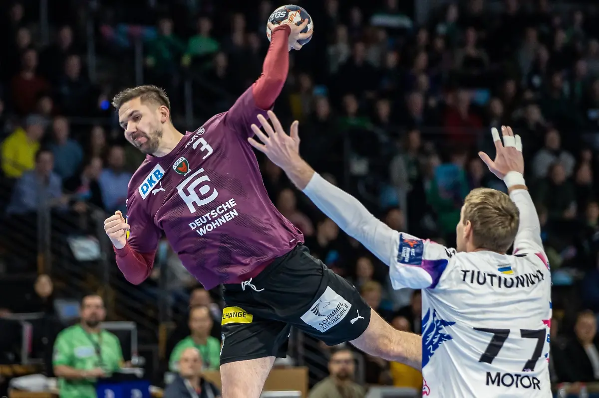 Berlins-Fabian-Wiede-l-wirft-den-Ball-auf-das-Tor-und-wird-dabei-von-Dmytro-Tiutiunnyk-verteidigt