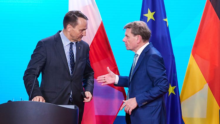 Wadephul (r.) streckt die Hand in Richtung Sikorski aus - nicht nur symbolisch.