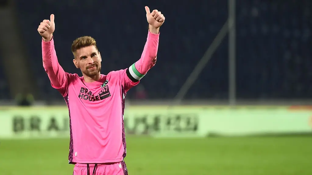 Hannovers-Torhueter-Ron-Robert-Zieler-jubelt-nach-dem-3-0-Sieg