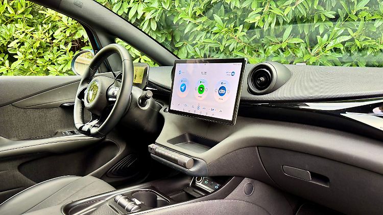Innenarchitektonisch wirkt der Kleinwagen aus dem Hause BYD zwar nicht beliebig, aber dafür ein bisschen zerklüftet und recht asiatisch. Die grafischen Oberflächen auf dem Display sind eher altbacken. Gut zugängliche USB-Schnittstellen punkten.
