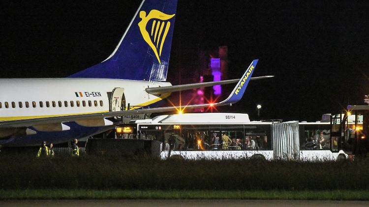 Nach der Landung in Memmingen steigen die Passagiere in einen Bus ein. Ein Weiterflug wurde nicht genehmigt. 