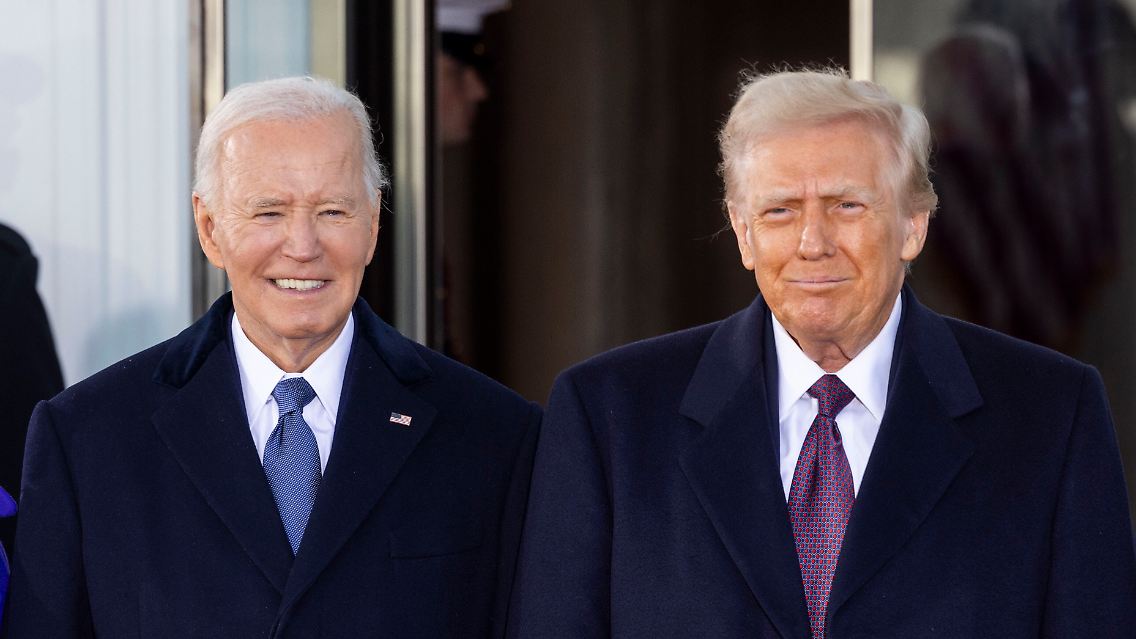 Biden und Trump bei der Übergabe der Amtsgeschäfte vor dem Weißen Haus im Januar.