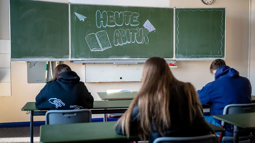 Abiturpruefungen-laufen-im-Klassenzimmer-eines-Gymnasiums