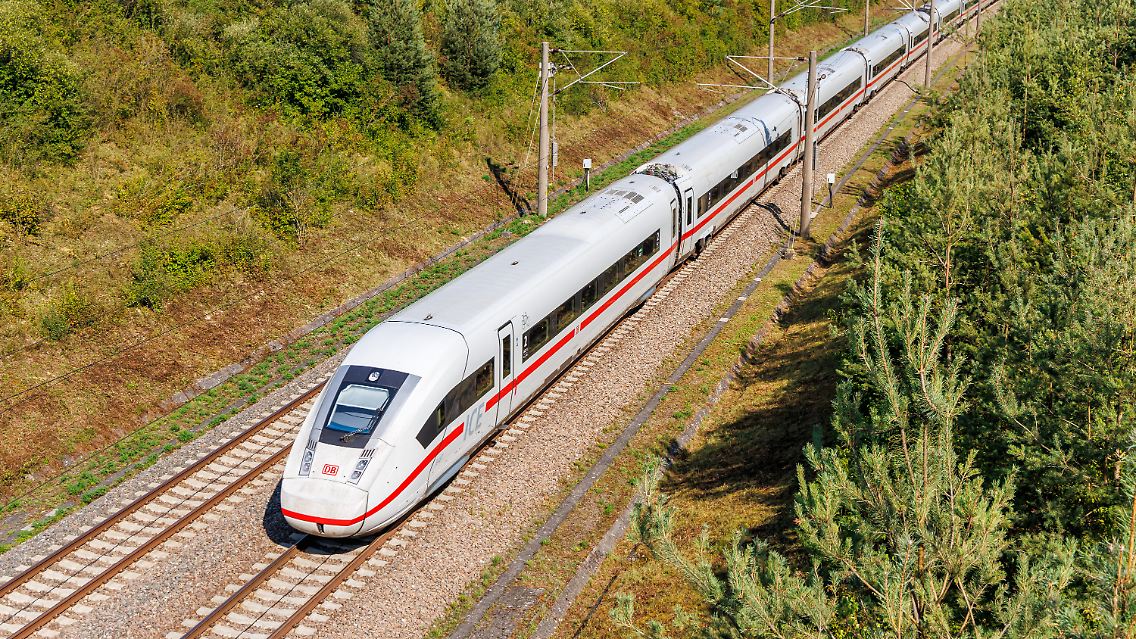 Kein Ausweichen mehr auf die Bummelstrecke. Der ICE darf zurück auf die schnelle Verbindung.