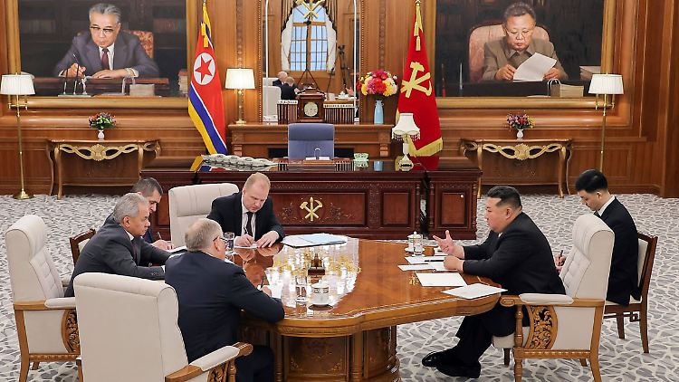 Im Hintergrund wachen die übergroßen Ahnen: Schoigu (l.) trifft Diktator Kim (2. v. r.) in Nordkorea.