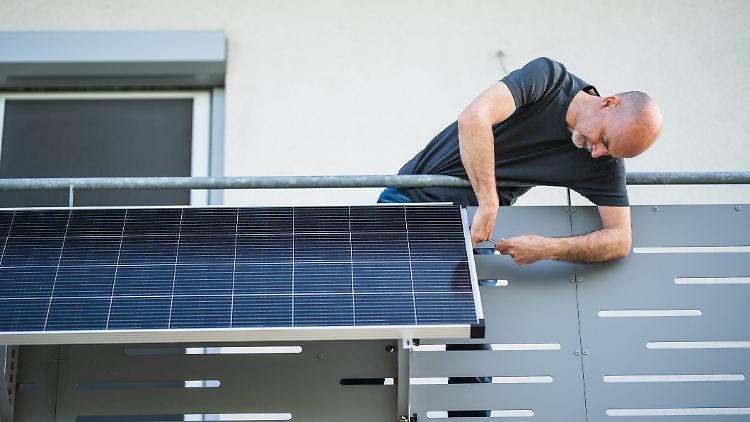 Beim Anbringen des Balkonkraftwerkes können schnell Fehler passieren. Unsere Expertentipps zeigen, wie es richtig geht.