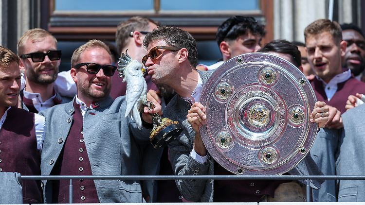 Thomas Müller küsst einen Kakadu. Ein Witz aus der Kategorie "musste dabeigewesen sein".