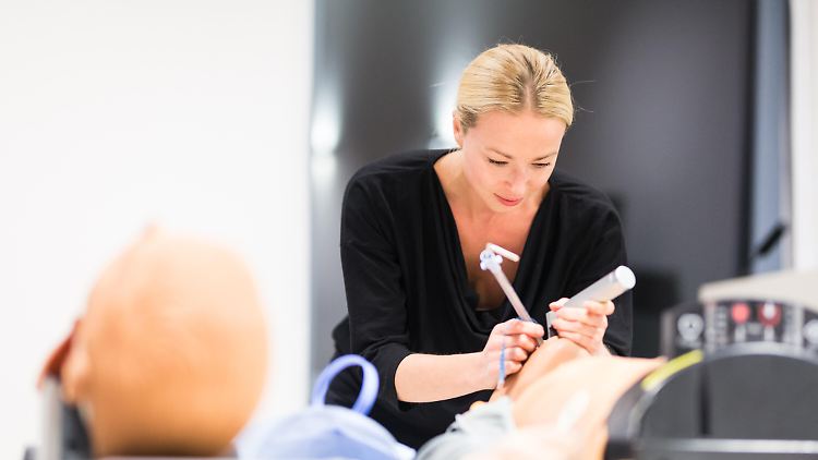 Pro Wintersemester nehmen rund zehntausend Menschen ein Medizinstudium in Deutschland auf - die Zahl der Bewerber ist deutlich höher.