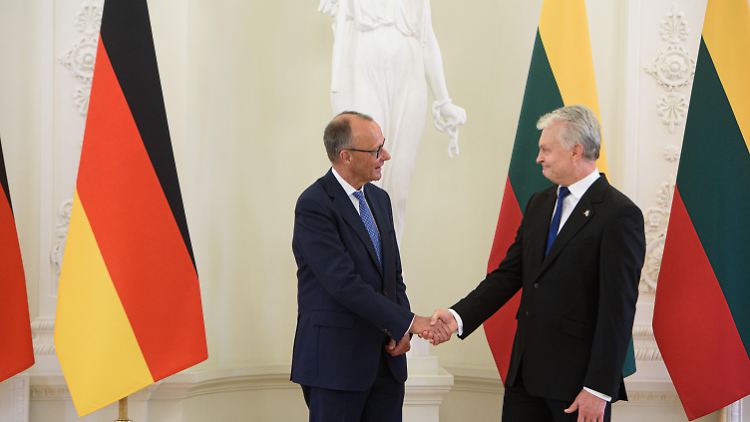 Litauens Präsident Gitanas Nauseda empfängt Bundeskanzler Friedrich Merz im Präsidentenpalast in Vilnius.