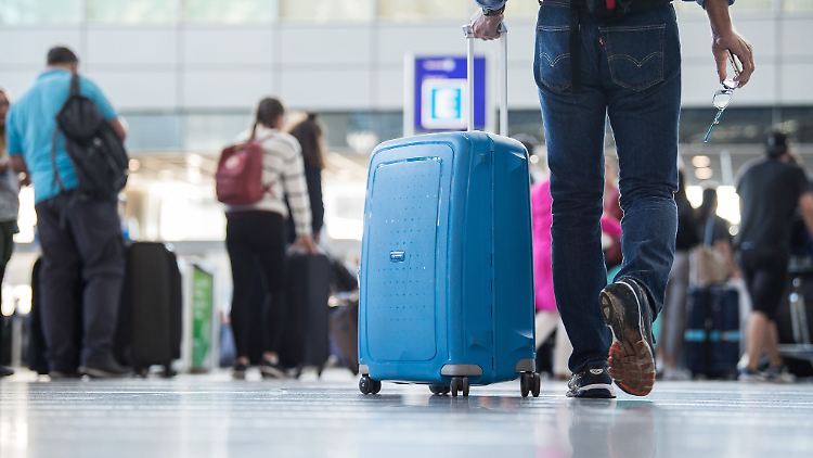 Passen die Maße? Zu großes Handgepäck kann für Passagiere teuer werden.
