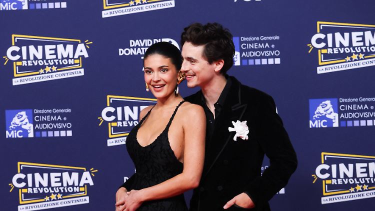 Mit (nicht nur) vor Stolz geschwellter Brust mit Timothée Chalamet auf dem roten Teppich: Kylie Jenner.