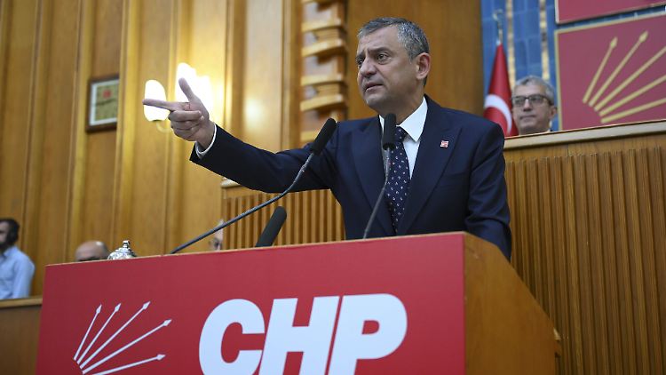 Die Istanbuler Staatsanwaltschaft wirft Özel vor, Bemerkungen über den Generalstaatsanwalt gemacht zu haben.