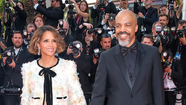 Weiß steht ihr eigentlich gut, trotzdem sieht sich Halle Berry (noch) nicht mit Van Hunt vor dem Traualtar.