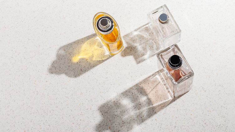 Ein guter Duft muss kein Vermögen kosten: Diese Herren-Parfums gibt es unter 100 Euro.