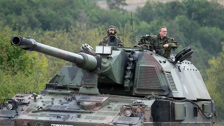 Bundesverteidigungsminister Boris Pistorius fährt im September 2024 beim Besuch der Artillerieschule in Idar-Oberstein in einer Panzerhaubitze 2000 mit.