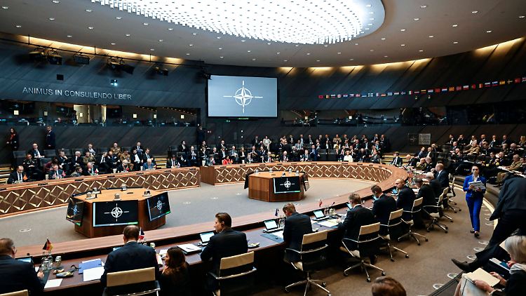 Die Nato-Verteidigungsminister reagieren auf die Bedrohung durch Russland.
