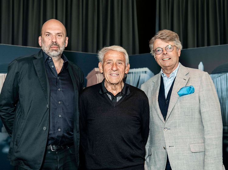 Pressekonferenz mit Peter Schwenkow, Roland Specker und Vladimir Yavachev, Christos Neffen und Direktor der Projekte.