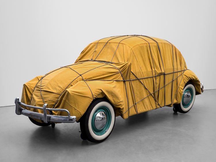 Das Werk "Verpackter 1961 Volkswagen Käfer Saloon" ist ab dem 11. Juni in der Berliner Neuen Nationalgalerie ausgestellt.