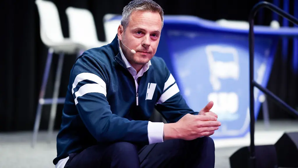 Herthas-Praesident-Kay-Bernstein-sitzt-auf-der-Treppe-zur-Buehne