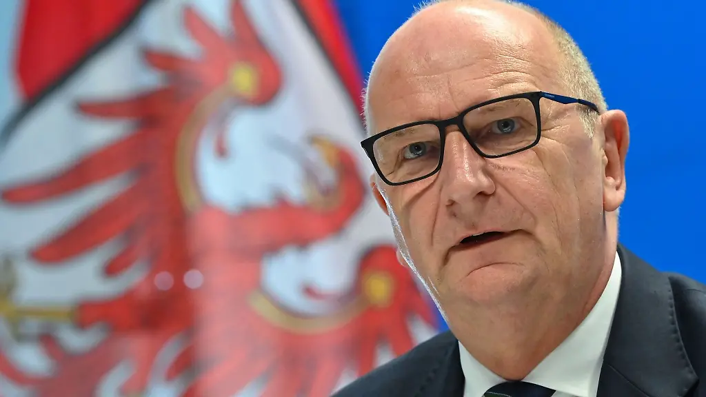 Ministerpraesident-von-Brandenburg-Dietmar-Woidke-nimmt-an-einer-Pressekonferenz-teil