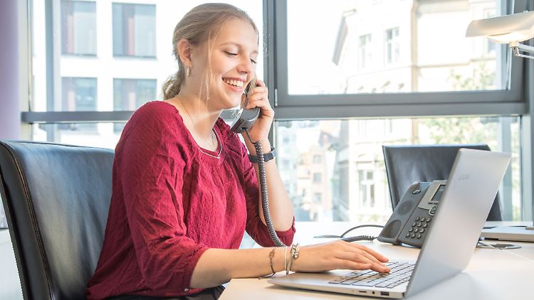 Bei der Arbeit die eigenen Stärken und Talente einsetzen können: Selbstwirksamkeit beeinflusst auch die Motivation im Job.