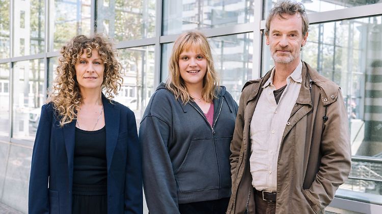 Das Dortmunder "Tatort"-Team mit Jörg Hartmann (r.) als Kommissar Faber und Stefanie Reinsperger (m.) als Kommissarin Herzog. Die neue Chefin der Mordkommission Ira Klasnič (Alessija Lause, l.) leitet die Ermittlungen im Frauenhaus.