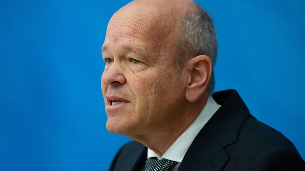 Burkhard-Koerner-Praesident-des-Bayerischen-Landesamts-fuer-Verfassungsschutz-spricht-zur-Presse