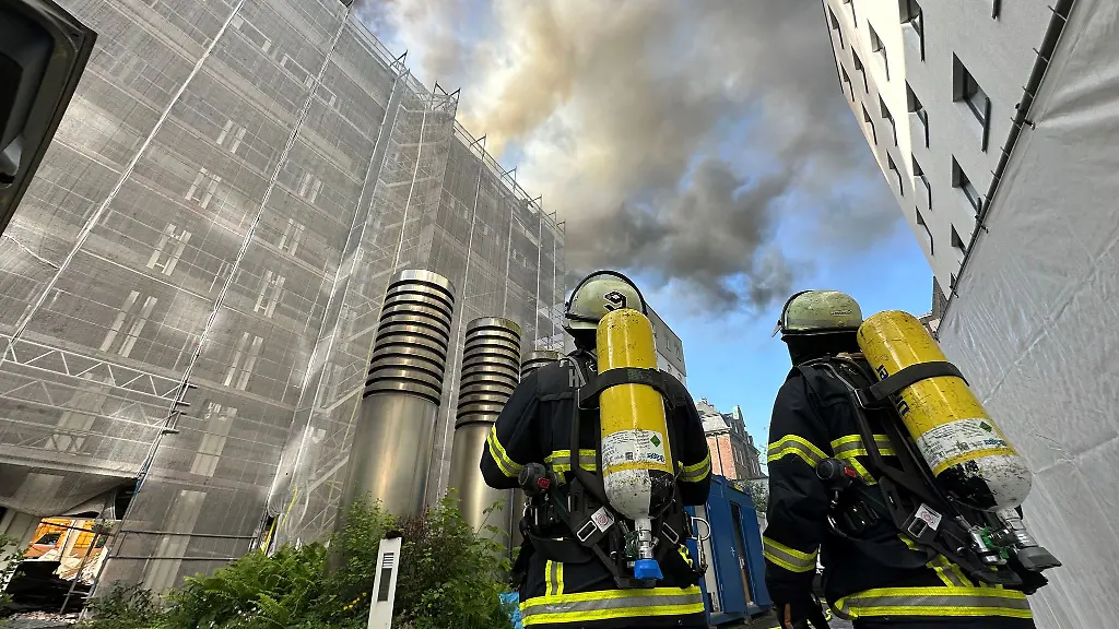 In-der-Hamburger-Neustadt-brennt-der-Dachstuhl-eines-Gebaeudes