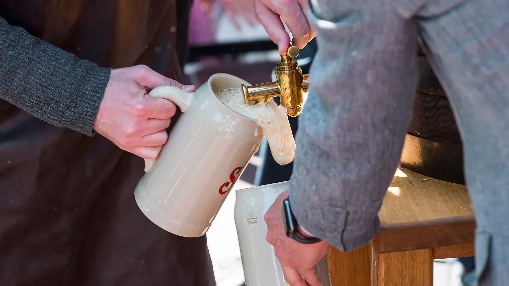 Die-erste-Mass-Bier-wird-von-Florian-Janik-l-SPD-Oberbuergermeister-der-Stadt-Erlangen-gezapft