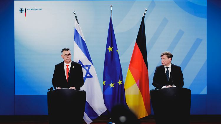 Wadephul (r.) und Israels Außenminister Saar während ihrer gemeinsamen Pressekonferenz in Berlin.