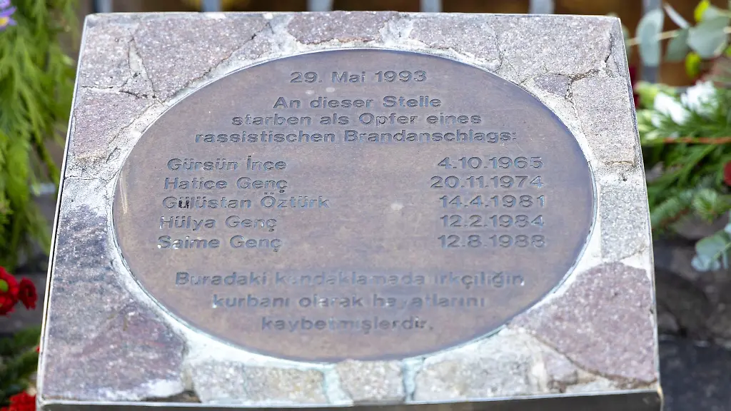 Ein-Gedenkstein-liegt-am-Ort-des-Anschlags-vor-29-Jahren-in-der-Untere-Wernerstrasse