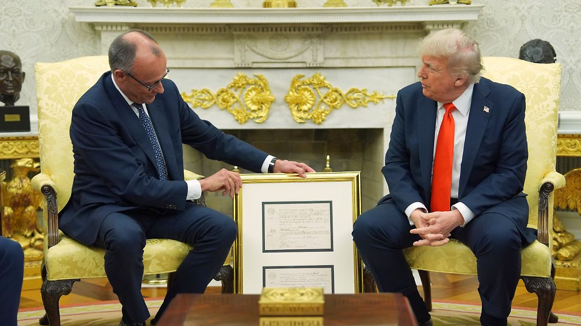 Das Gastgeschenk ist ein Faksimile der Geburtsurkunde von Trumps Großvater aus Deutschland.