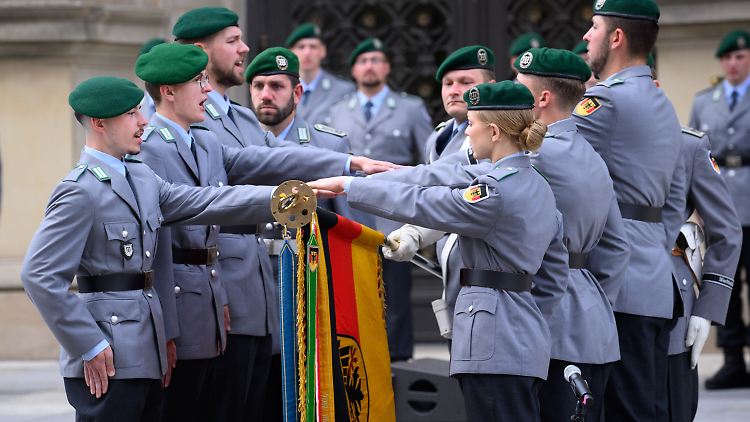Rekrutinnen und Rekruten beim Öffentlichen Gelöbnis im Mai in Berlin