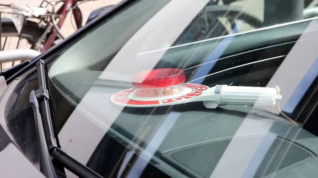 Ein-ziviles-Polizeifahrzeug-mit-Muenchener-Kennzeichen-steht-bei-einer-Durchsuchungsaktion-auf-der-Strasse