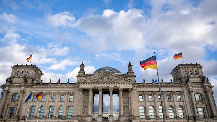 Ähnlich wie bei der Rente wird die sogenannte Abgeordnetenentschädigung jedes Jahr an die Entwicklung der Durchschnittslöhne angepasst.