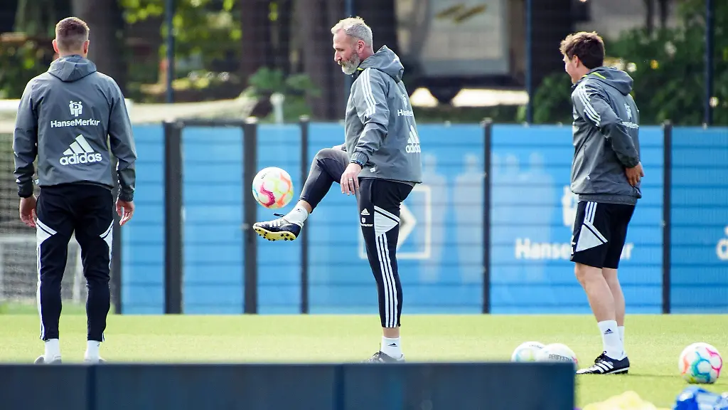 HSV-Trainer-Tim-Walter-M-spielt-waehrend-des-Trainings-den-Ball