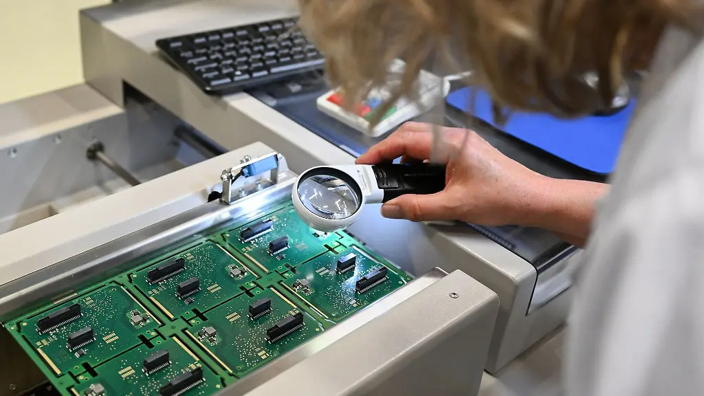 Eine-Mitarbeiterin-der-Firma-Pilz-inspiziert-die-Produktion-von-Automatisierungstechnik