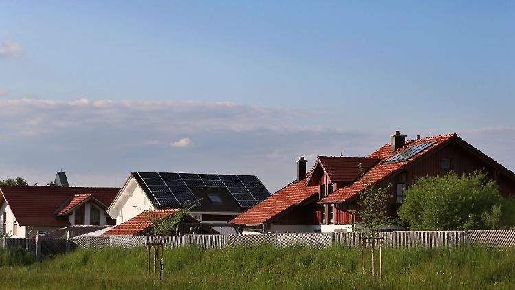 Entspricht das Eigenheim der geltenden Bauordnung? Und: Sind alle An- und Umbauten genehmigt? Besser wäre es, ansonsten droht Ärger mit den Behörden.