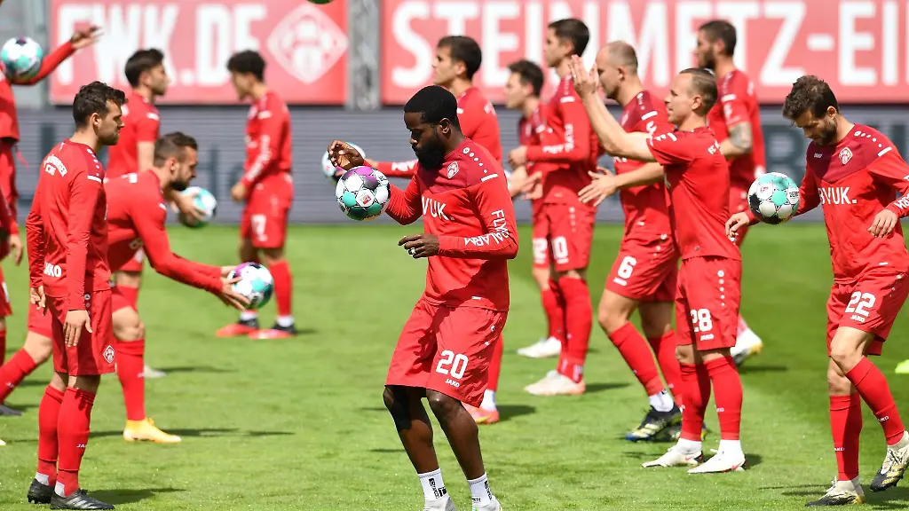 Die-Wuerzburger-Spieler-um-Ridge-Munsy-M-waermen-sich-auf