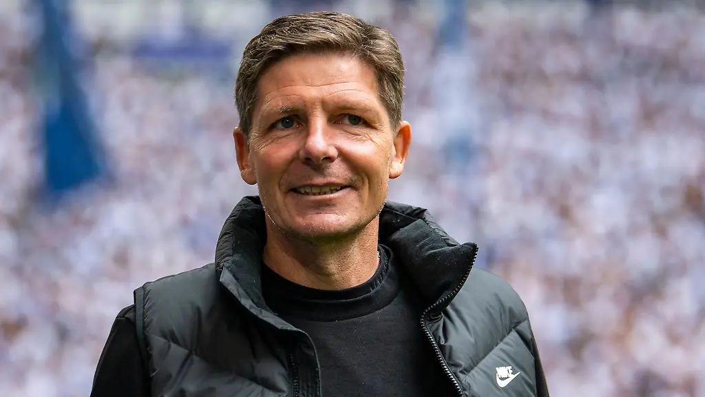 Frankfurts-Trainer-Oliver-Glasner-betritt-das-Stadion