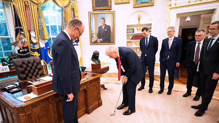 Probeschlag im Oval Office: US-Präsident Trump ist leidenschaftlicher Golfer. 