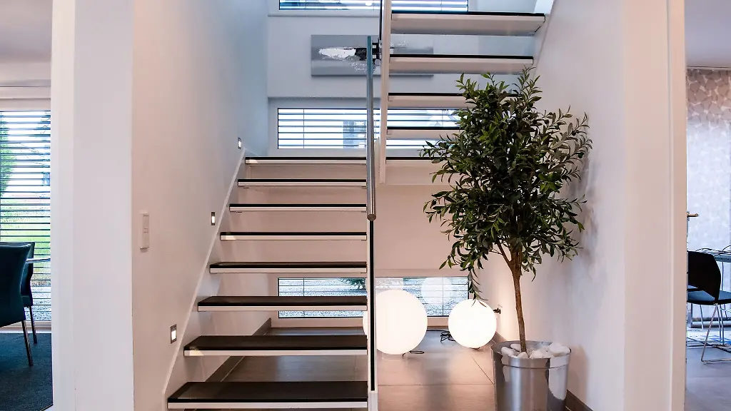 Treppensturz-im-Homeoffice-Verletzten-Arbeitnehmer-sich-auf-dem-Rueckweg-vom-Arbeitszimmer-in-die-Wohnraeume-kann-das-auch-nach-dem-Ende-der-Arbeitszeit-ein-Arbeitsunfall-sein